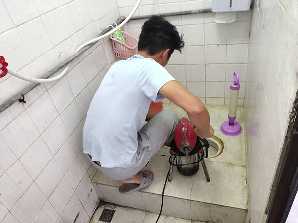 禹王台管道堵塞冒臭气 专业师傅现场解决问题